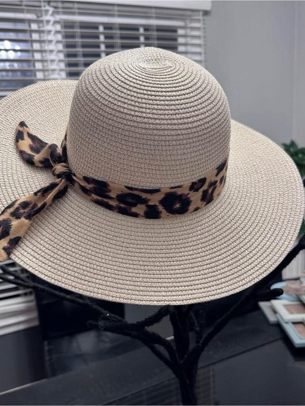 Source Unknown Beige Straw Sun Hat with Leopard Band